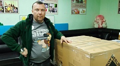  Благотворитель Евгений передал в "Колыбель" большую партию нового детского трикотажа